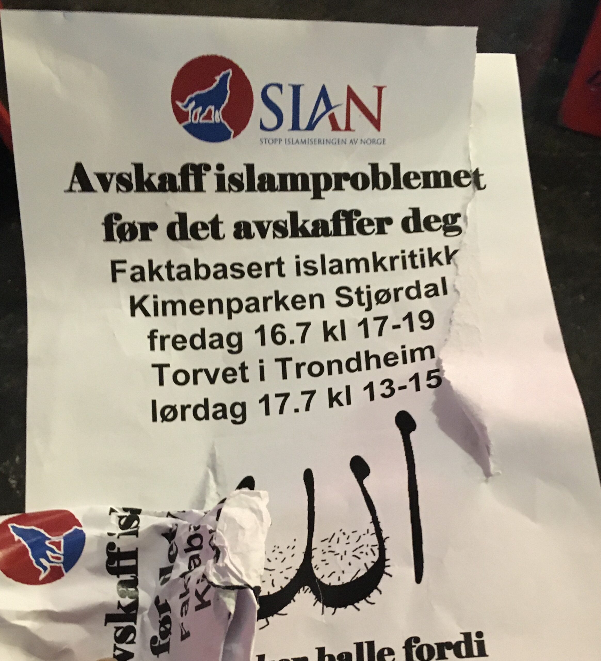 SIAN med plakatklistring på Svartlamon