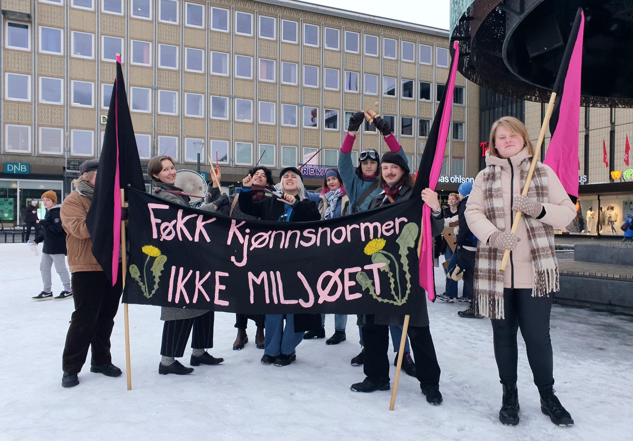 Fakkeltog og protestcamp – kampen mot gruvedumping fortsetter